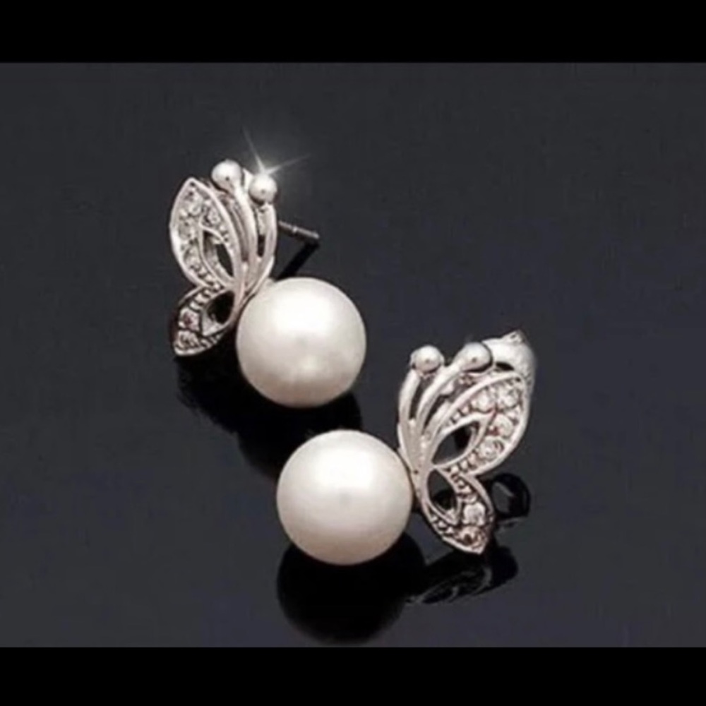 Pearl butterfly stud earrings 💗